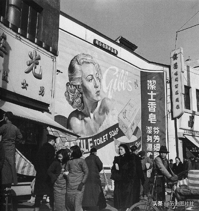 1949年上海街拍：图4九曲桥游客拥挤，图7逃难的一家老小-10.jpg
