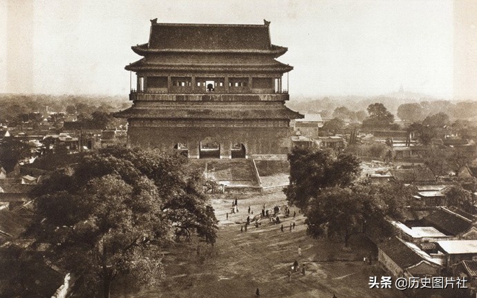 外国人拍摄百年前的北京城，图7正阳门下车流不息-1.jpg