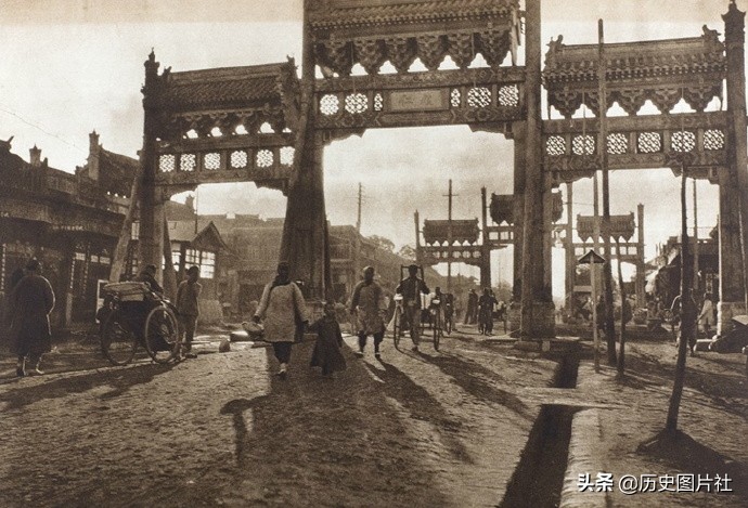 外国人拍摄百年前的北京城，图7正阳门下车流不息-2.jpg