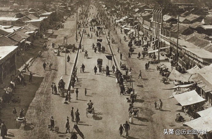 外国人拍摄百年前的北京城，图7正阳门下车流不息-3.jpg