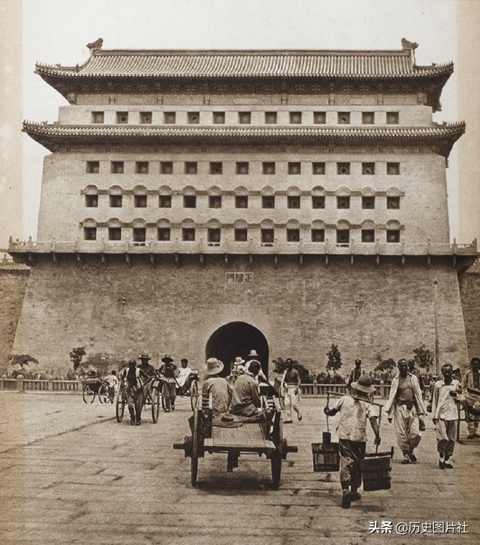 外国人拍摄百年前的北京城，图7正阳门下车流不息-7.jpg