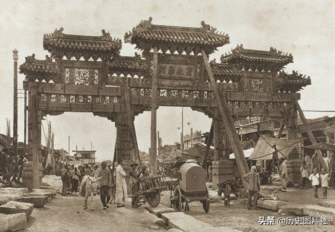 外国人拍摄百年前的北京城，图7正阳门下车流不息-5.jpg