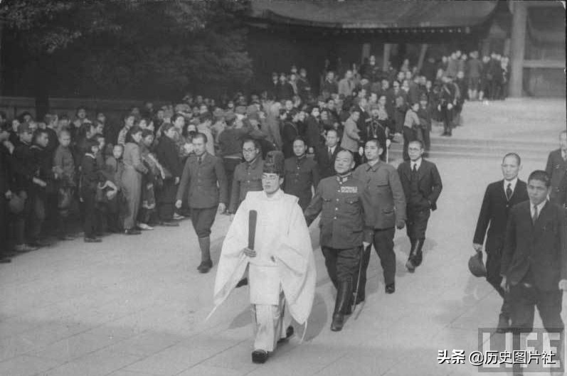 美国摄影师拍摄1945年战败时的日本，图5裕仁天皇查看废墟的城市-1.jpg