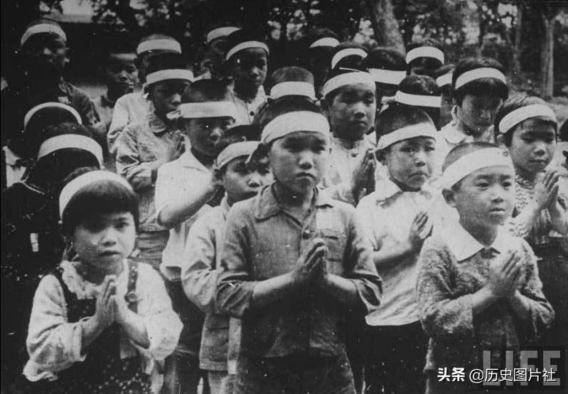 美国摄影师拍摄1945年战败时的日本，图5裕仁天皇查看废墟的城市-2.jpg