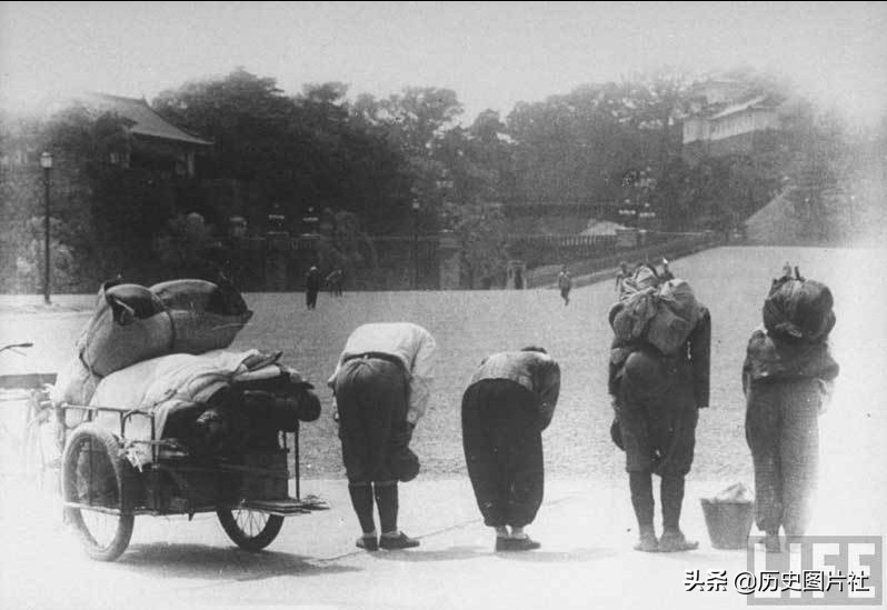 美国摄影师拍摄1945年战败时的日本，图5裕仁天皇查看废墟的城市-4.jpg