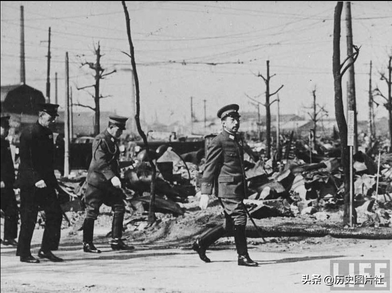 美国摄影师拍摄1945年战败时的日本，图5裕仁天皇查看废墟的城市-5.jpg