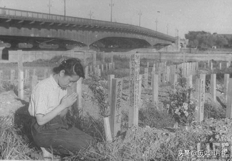 美国摄影师拍摄1945年战败时的日本，图5裕仁天皇查看废墟的城市-9.jpg