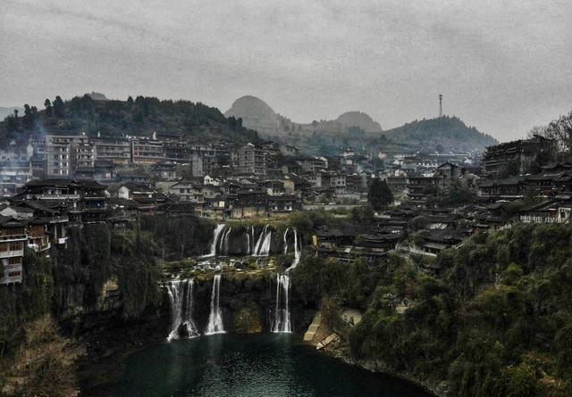 湖南最有争议的网红古镇，以前是个农村，现在比凤凰古城还要火-4.jpg