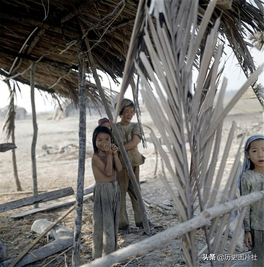 越南战争期间的高清旧照，残酷战争下的群众生活-3.jpg