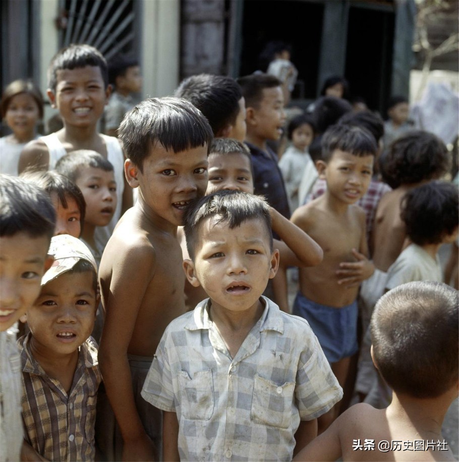 越南战争期间的高清旧照，残酷战争下的群众生活-12.jpg