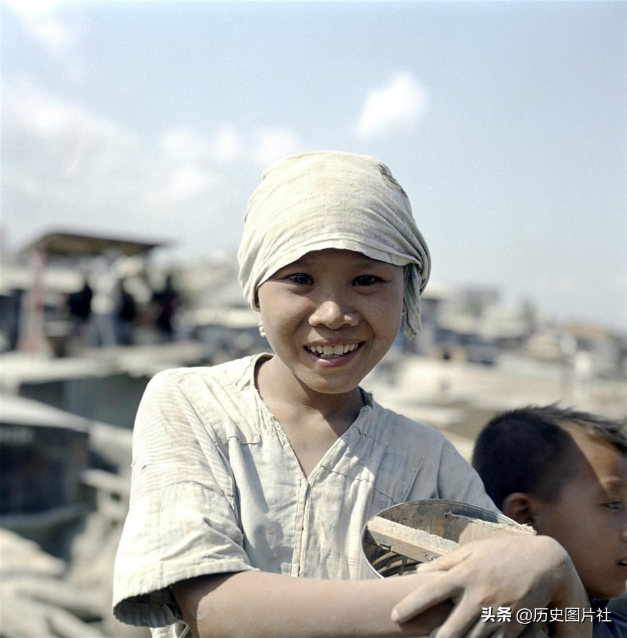 越南战争期间的高清旧照，残酷战争下的群众生活-13.jpg