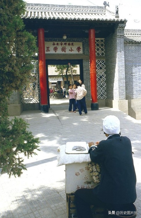 街拍80年代的西安，图9碑林区三学街小学-9.jpg