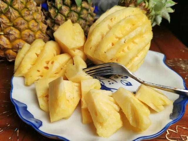 来自中国菠萝之乡的脆甜菠萝，小伙一口吃了三个，一口清爽到胃-1.jpg