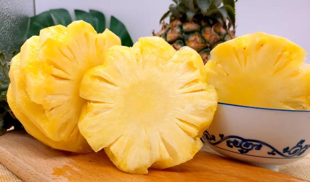 来自中国菠萝之乡的脆甜菠萝，小伙一口吃了三个，一口清爽到胃-4.jpg