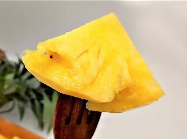 来自中国菠萝之乡的脆甜菠萝，小伙一口吃了三个，一口清爽到胃-5.jpg
