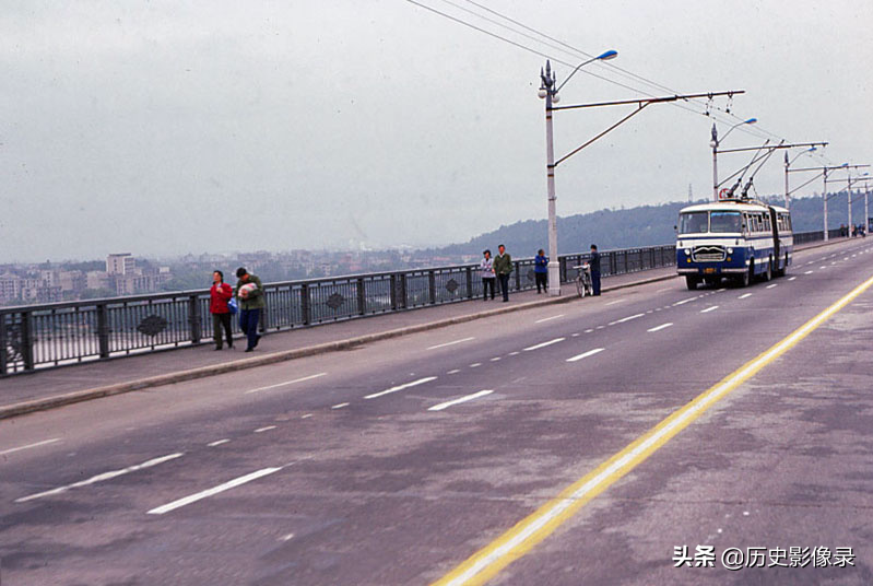 美国游客拍摄1983年的武汉市，街道上随处可见的无轨电车-4.jpg
