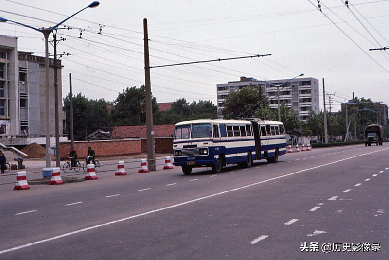 美国游客拍摄1983年的武汉市，街道上随处可见的无轨电车-3.jpg