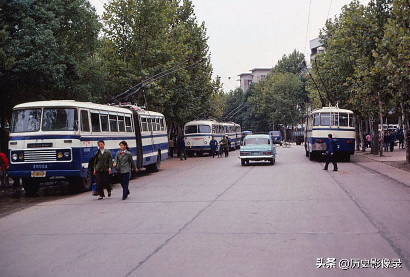美国游客拍摄1983年的武汉市，街道上随处可见的无轨电车-2.jpg
