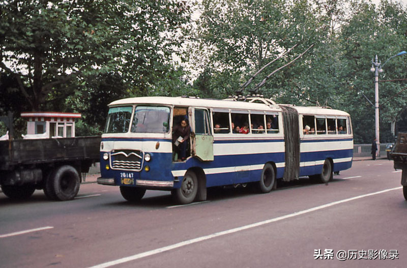 美国游客拍摄1983年的武汉市，街道上随处可见的无轨电车-5.jpg