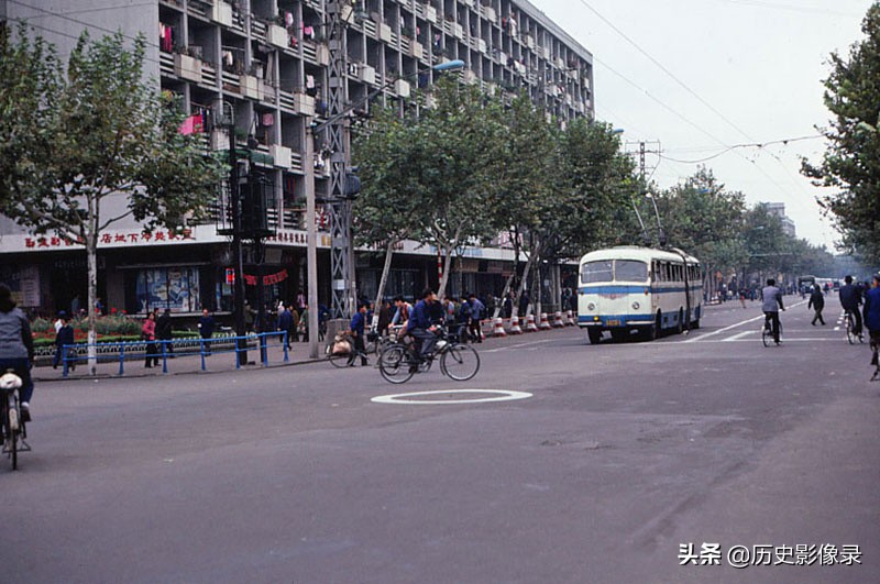 美国游客拍摄1983年的武汉市，街道上随处可见的无轨电车-6.jpg
