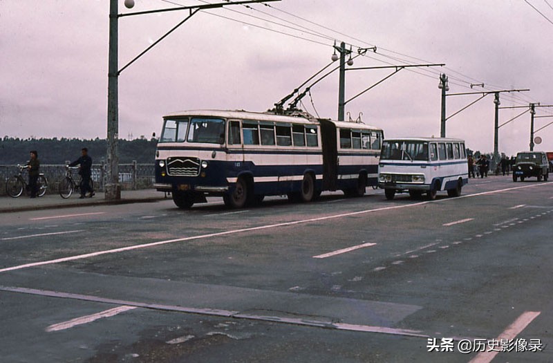 美国游客拍摄1983年的武汉市，街道上随处可见的无轨电车-8.jpg