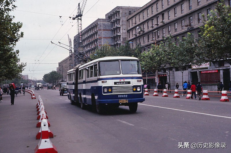 美国游客拍摄1983年的武汉市，街道上随处可见的无轨电车-7.jpg
