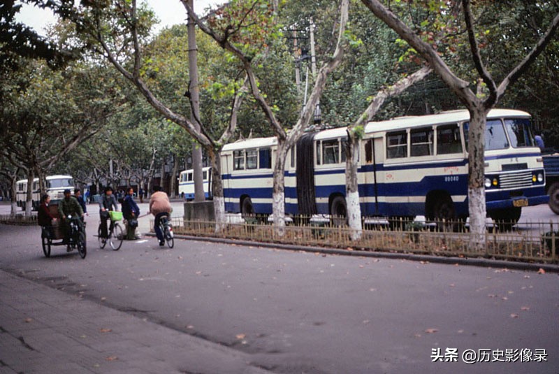 美国游客拍摄1983年的武汉市，街道上随处可见的无轨电车-9.jpg